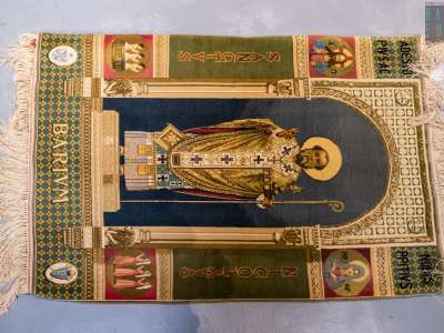 E non mancano pezzi celebrativi del legame con Bari, come il tappeto con l�immagine di San Nicola...